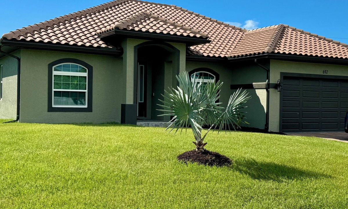 South Venice House | 7 min to the Beach. Family Venice Beach Retreat. Private Saltwater Screened Pool