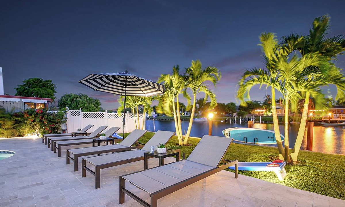 Tropic Palms House | 796 | Waterfront | Sleeps 10 | Heated Pool |Tiki Hut |Fire Pit |by DelrayNightly