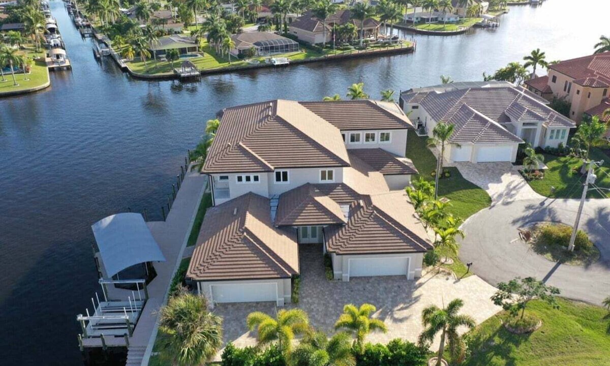 Caloosahatchee Villa | A spacious 6-bedroom retreat in sunny Cape Coral.