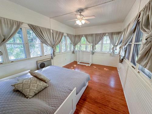 Gainesville House | Adorable 1920s home near UF stadium sleeps 10