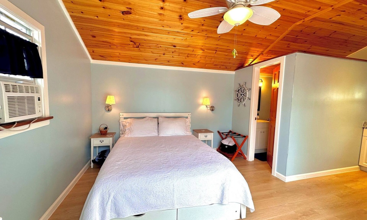 Apollo Beach House | Adorable Waterfront guest house