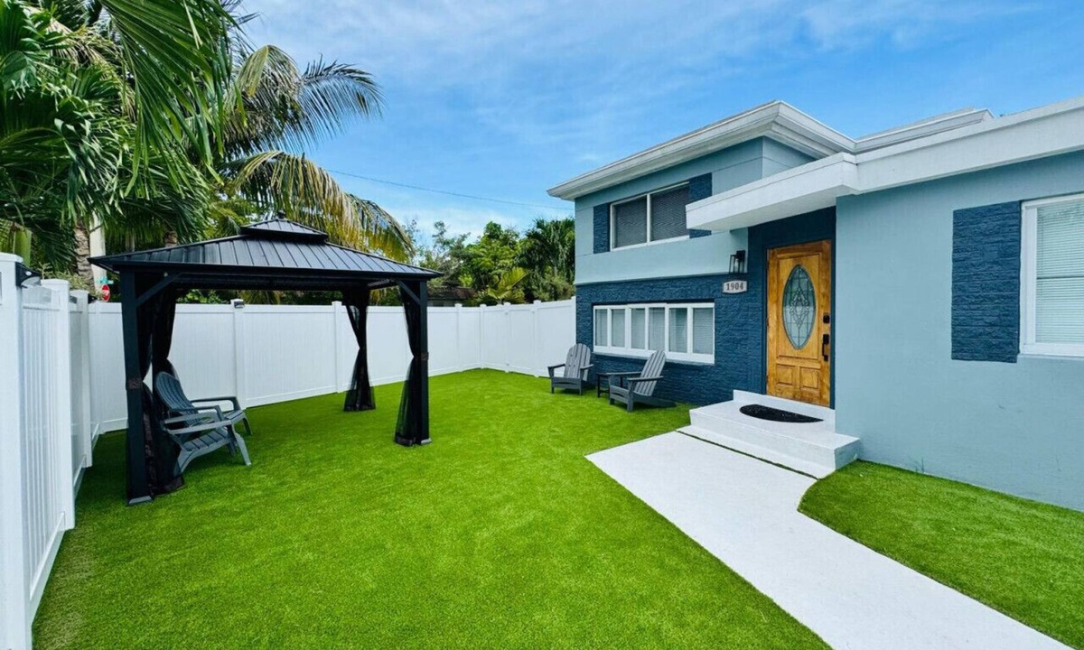 Edgewood House | Airport Retreat: Extended Stay Near Airport 2 Min!