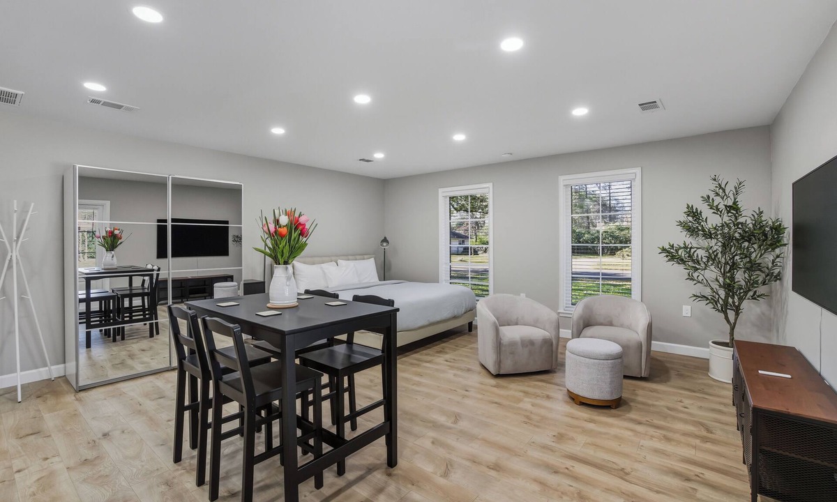 Highlands - Perkins Apartment | Airy Studio off Highland Rd. near LSU and Hospitals