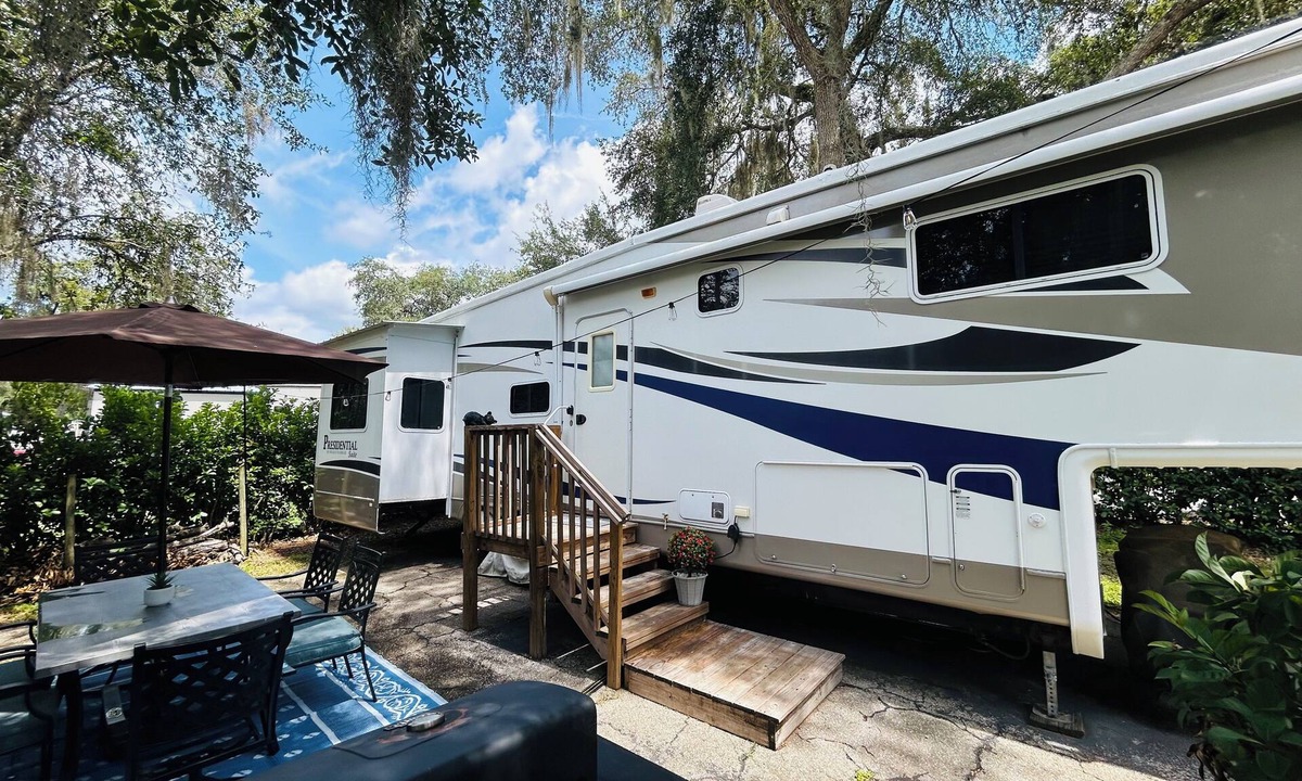 Fort McCoy House | Amazing RV/Camper in Ocala National Forest- 2 Bedrooms
