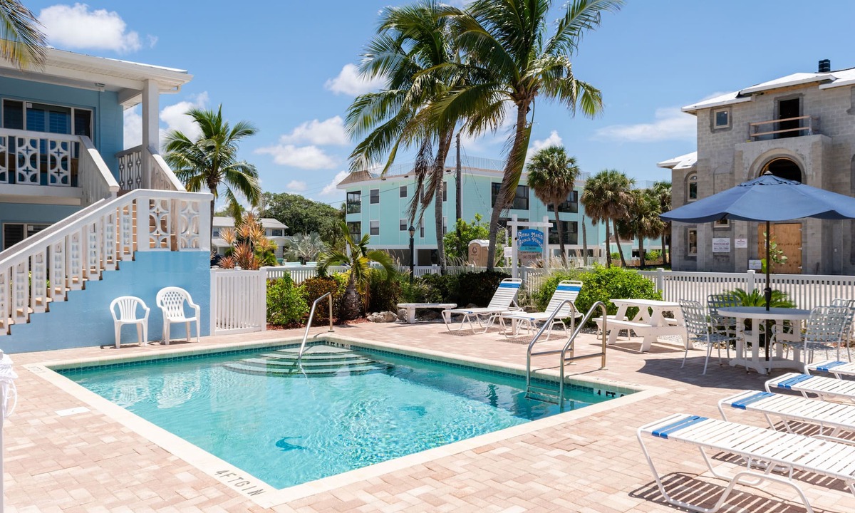 Holmes Beach House | Anna Maria Beach Place #3. Directly Across Street From The Beach With Pool.