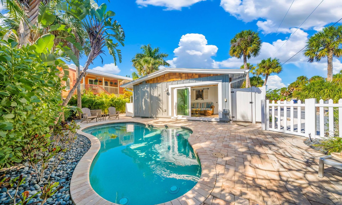 Holmes Beach House | Anna Maria Island!1 Block to the Beach. Private Home with Heated Pool.