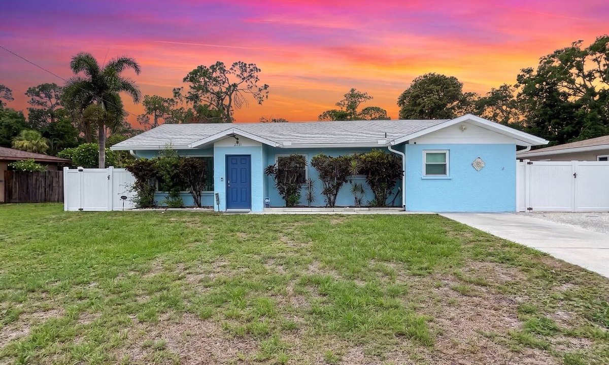 South Bradenton House | Azure Bungalow: Pool, Gazebo, & Beach Vibes, A/C, 15 mins from Anna Maria Island