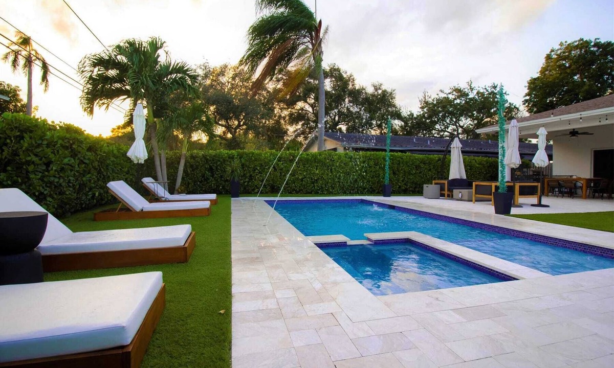 Dania Beach House | BaeCation Dania! Near Fort Lauderdale Airport, beach & casino! pool & jacuzzi!