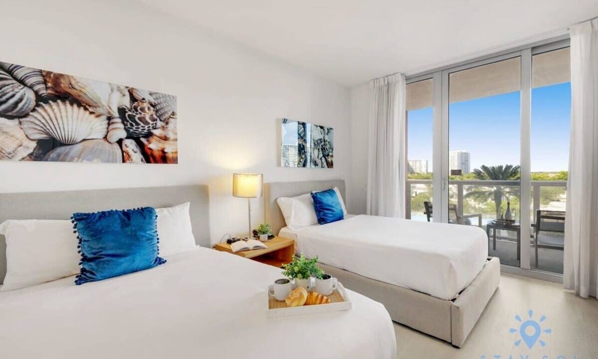 Hallandale Beach Condo | Balcony + Pool + Near Beach + Gym