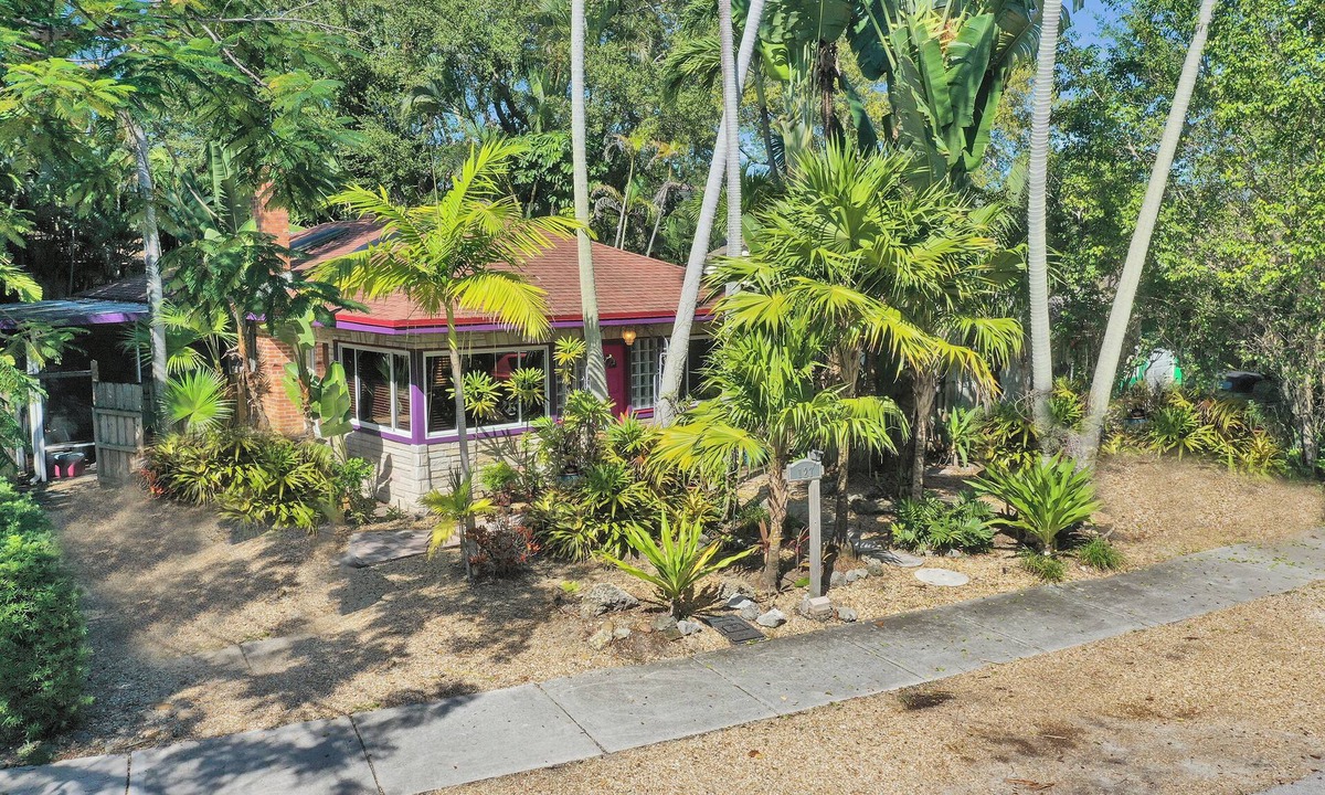 Victoria Park Apartment | Balinese-Inspired 2nd Floor 1BR Hideaway in Victoria Park ~ 1.5 Miles to Beaches