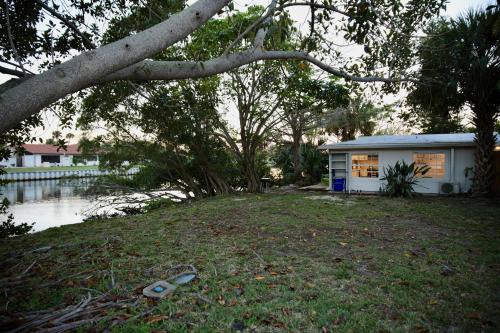 River Isles Apartment | Bamboo Bungalow - waterfront studio near beach