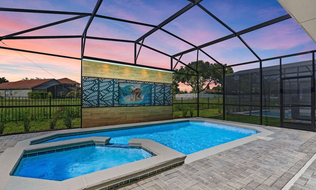 Davenport House | Batman's Cave: PVT Pool with TV, BBQ & Epic Game Room!