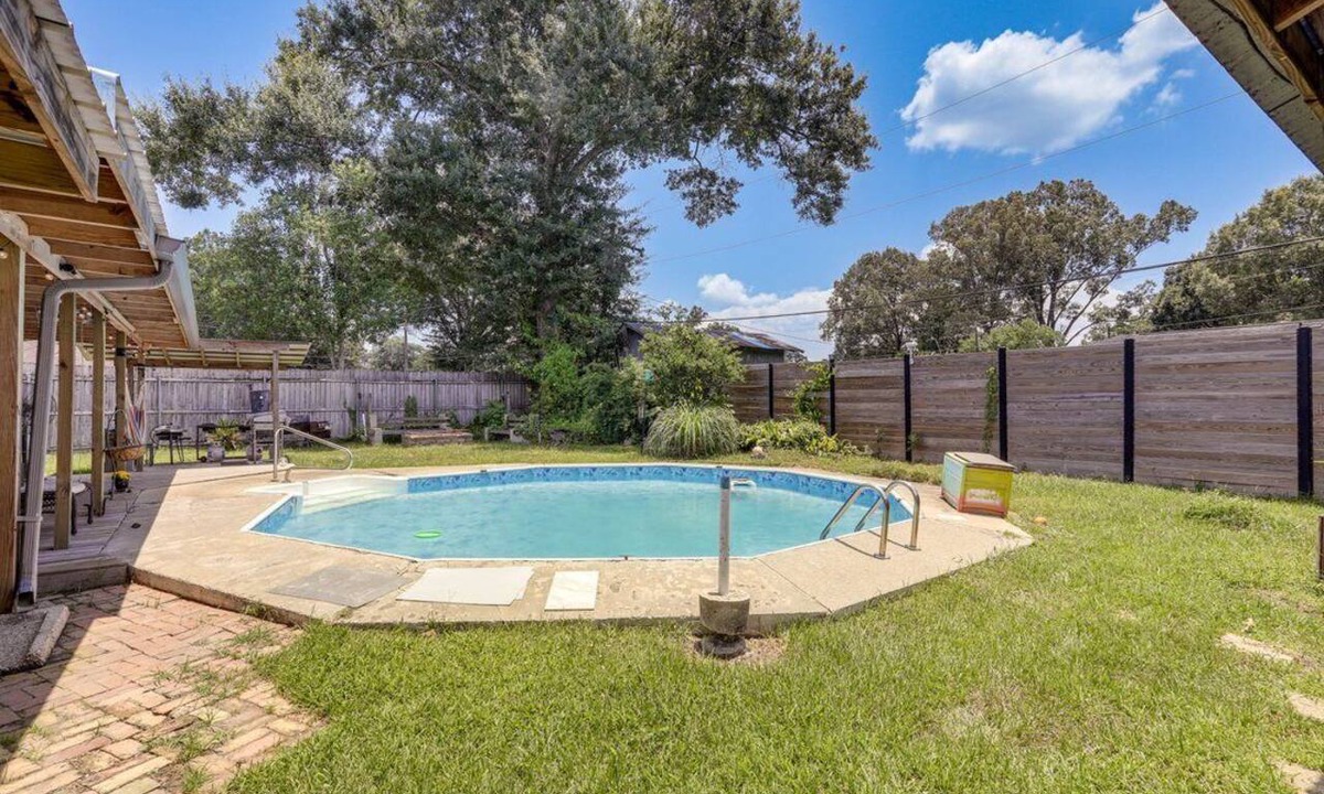 Park Forest - LA North House | Baton Rouge Home Getaway with Hot Tub & Pool Close to LSU