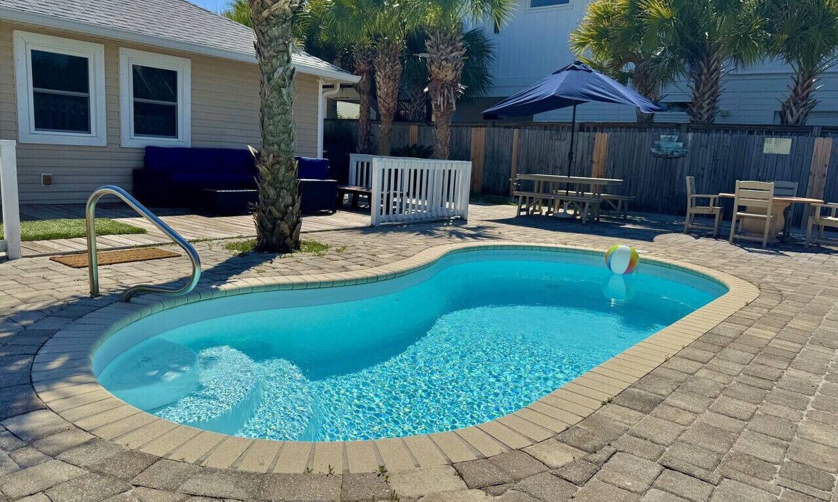 Villa Primera House | Beach Like a Local- Beach House- Private Pool 3/2 - Pet Friendly
