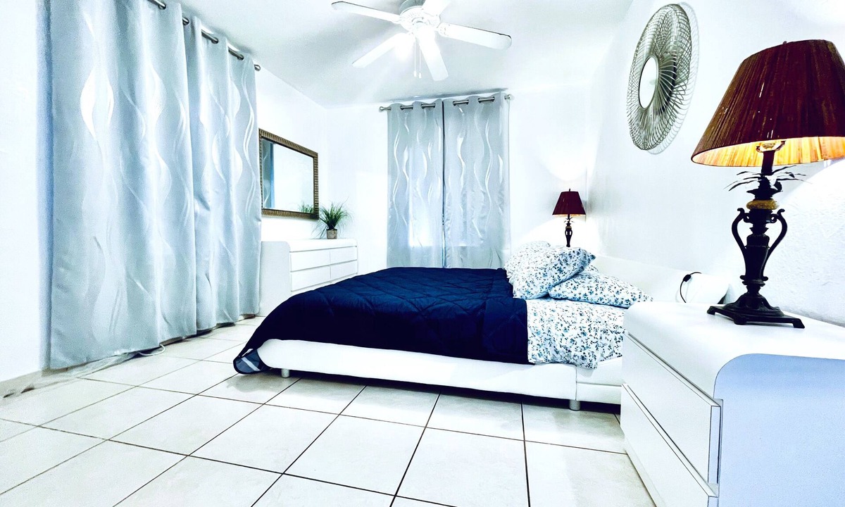 Hollywood Apartment | Beach Tide Motel - #7 1 Bedroom King Bed 1 Queen 1 twin sofa bed