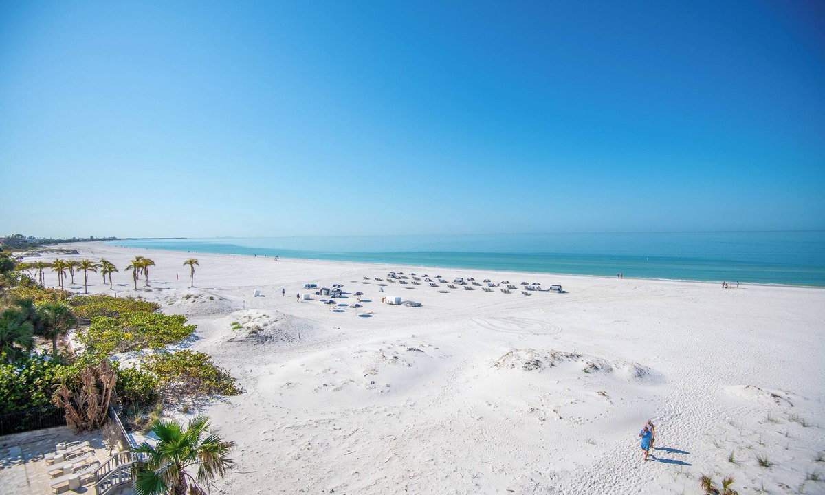 Belle Vista Condo | Beachfront Balcony | Heated Pool | 2BR Retreat