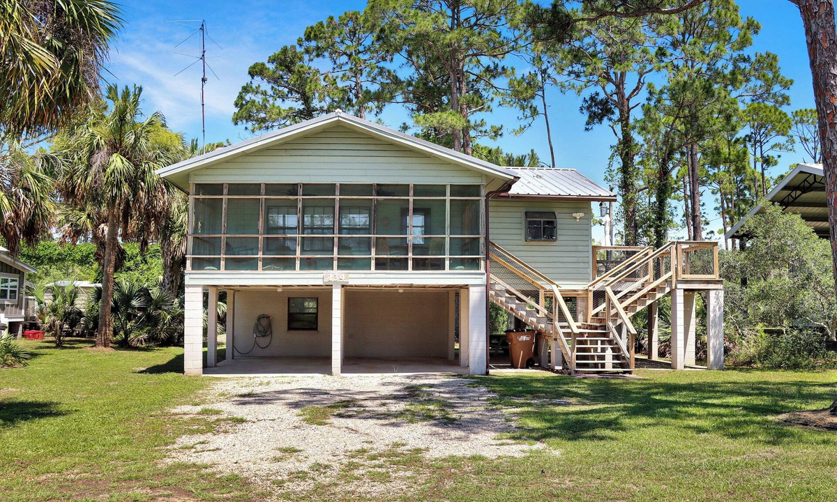 Indian Pass House | Beachside, Pet Friendly, Calm and quaint! Alfie's Place