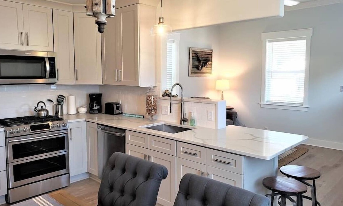 Southeast Pensacola Cottage | ⭐⭐ Beachy Cottage near Historic Downtown Pensacola