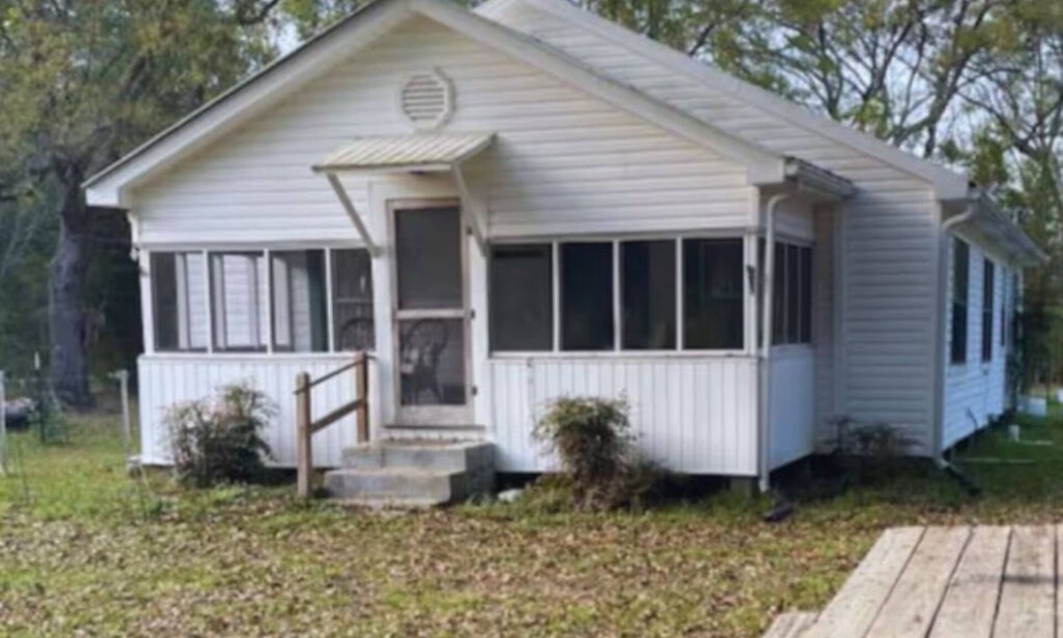 Grand Bay House | Beautiful 1930's farmhouse in a peaceful country setting. Not far from Beaches.