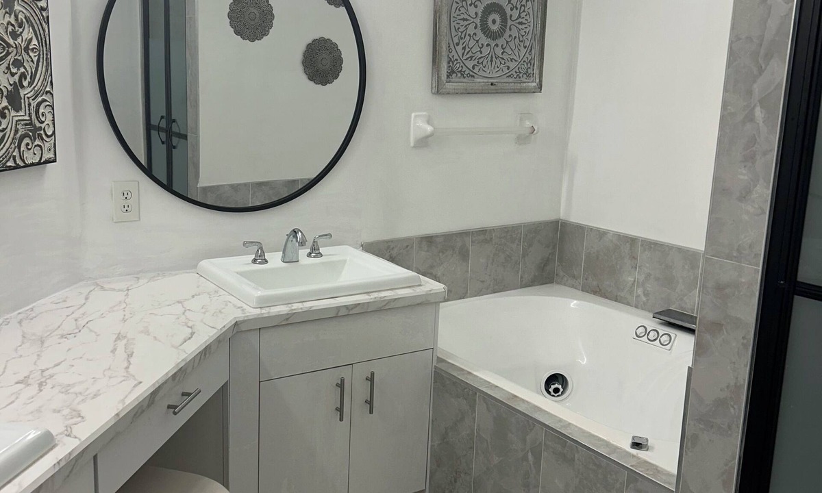 Naples Condo | Beautiful 2-bedroom/2-bath condo with AC close to beach & shopping in Naples
