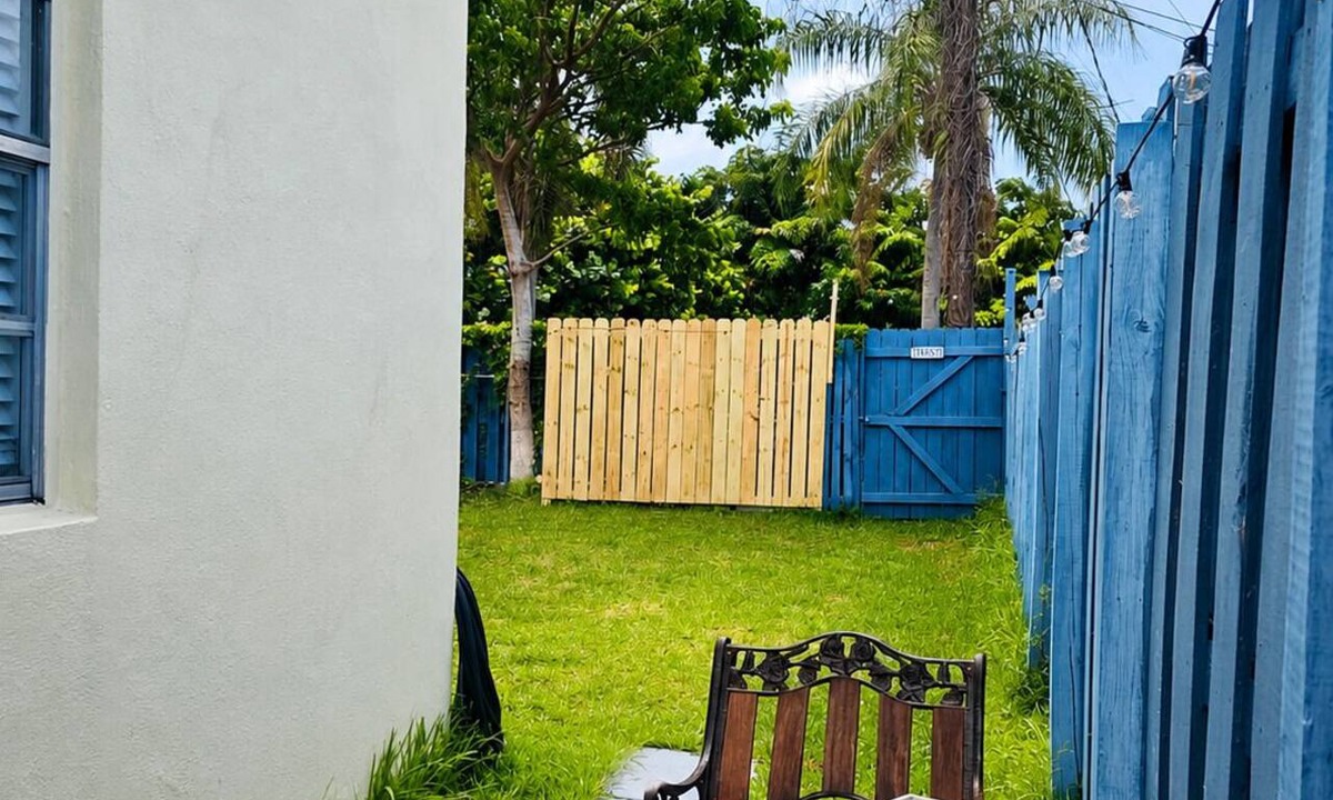 Royal Poinciana House | Beautiful 2-bedroom house with AC in cool Hollywood - Olivia's White Haven