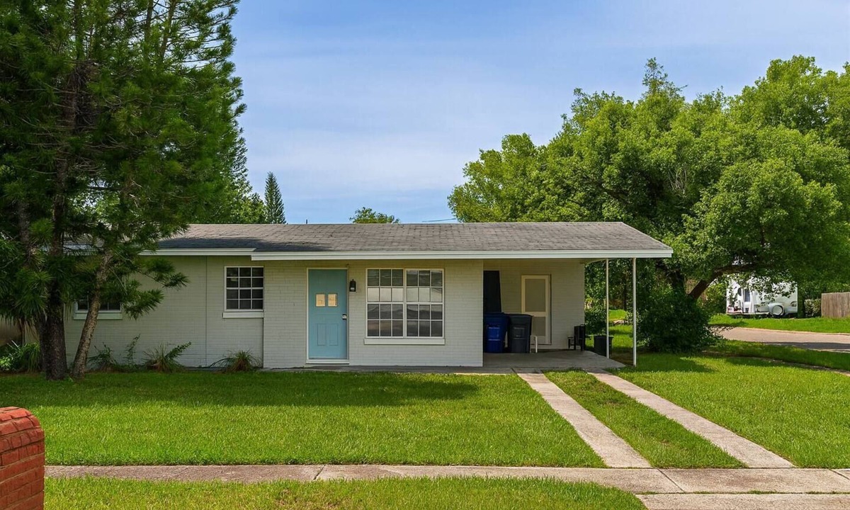 Sun Bay South House | Beautiful 3-bedroom Beach Oasis near Westshore and McDill