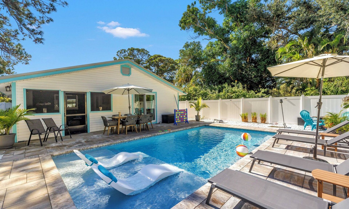 Alta Vista House | Beautiful 3-bedroom house with heated pool and e-bikes near Siesta Key beach