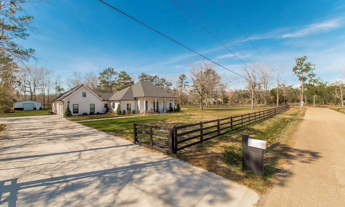 Hammond House | Beautiful 4 bedroom 3 1/2 bath home sitting on a fenced in 2 acre lot