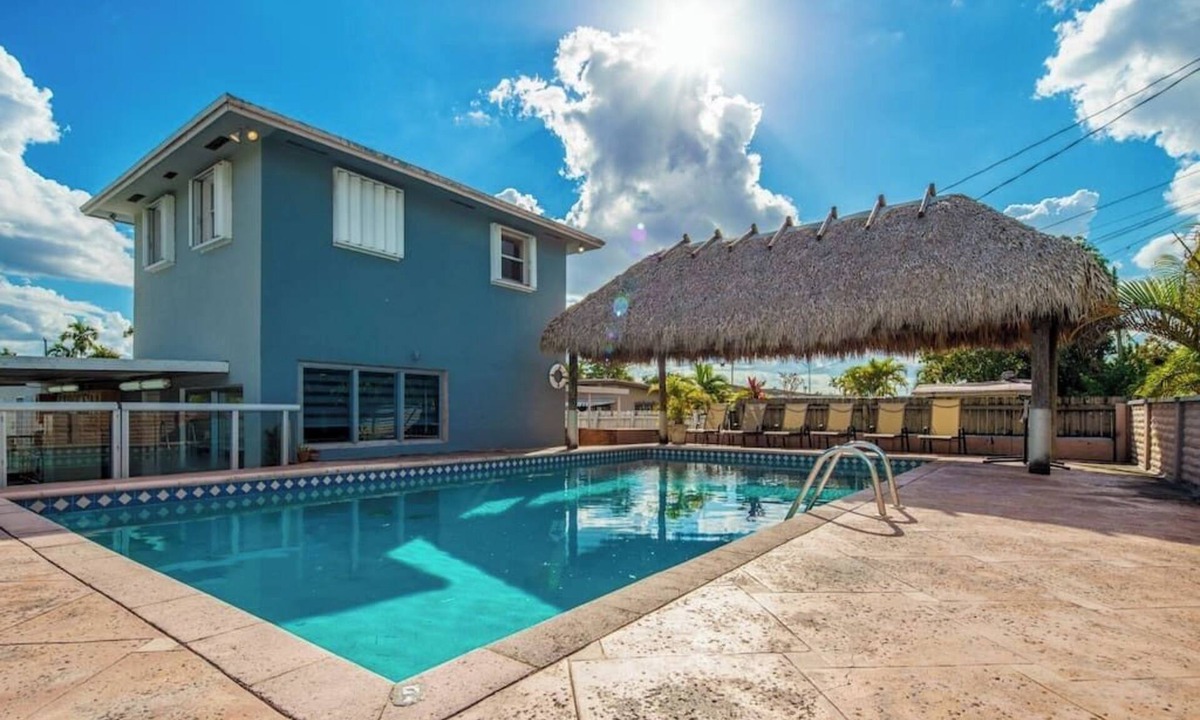 Hialeah Villa | Beautiful 7-Bedroom Villa with Pool