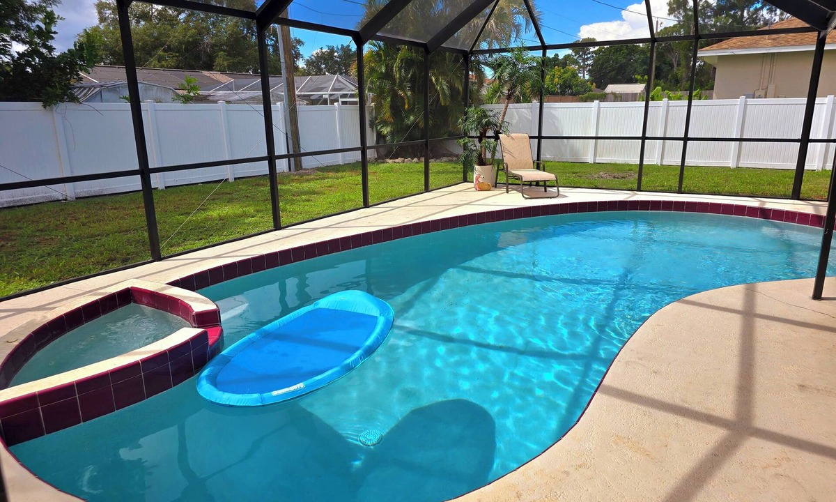 South Venice House | Beautiful heated pool & spa home, walk to Shamrock Park and close to beaches.