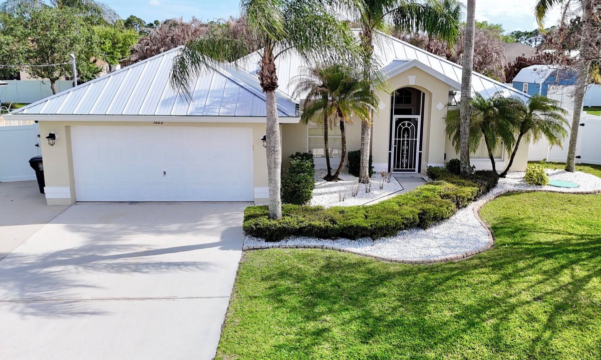 Port Saint Lucie House | Beautiful HEATED Pool house 2 mi to Mets Stadium PET OK near I-95/FL Turnpike.