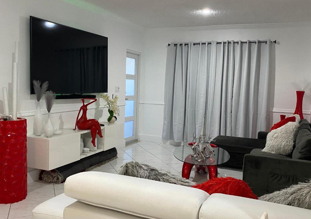 Flagami Apartment | Beautiful House 7 min from Miami Airport w FREE parking