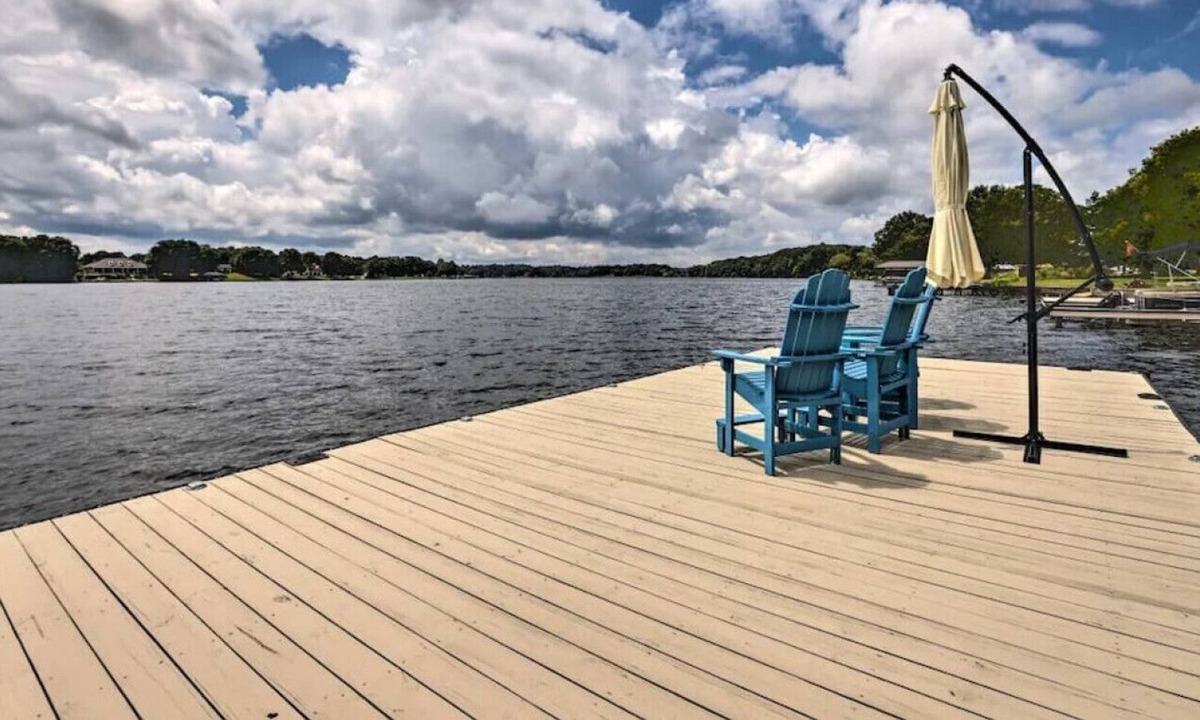 Wilsonville House | Beautiful Lay Lake Retreat for Large Families.