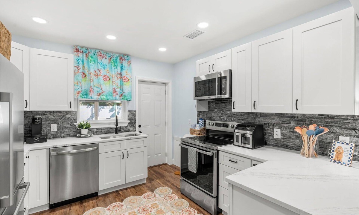 Tropic House | Beautiful Melbourne Home w/Cozy 3BR, Private backyard & Screened-in Patio! 🌴