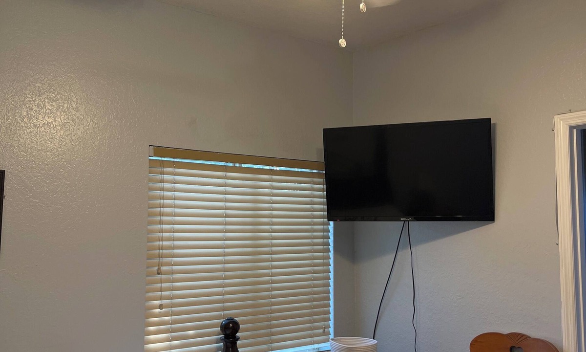 Tamiami House | Beautiful one bedroom and one bath inside a family home Very nice for students