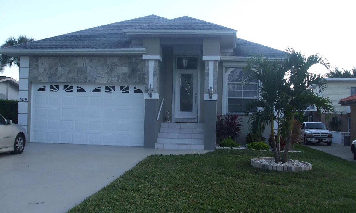 Naples Park House | Beautiful Refurbished Saltwater Pool. One-half mile walk to Vanderbilt Beach