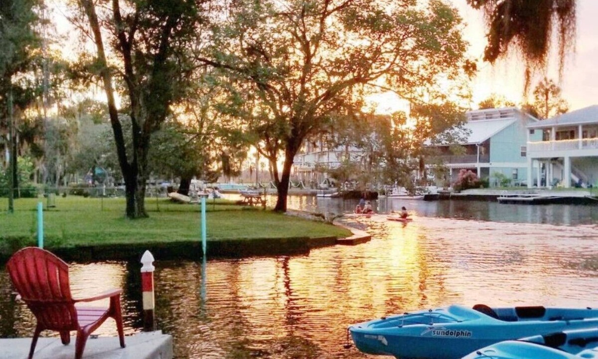 Weeki Wachee Gardens House | Bigfoot Bungalow -Enjoy being directly on clear waters of the Weeki Wachee River