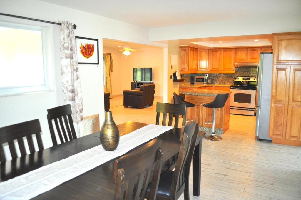 Coral Ridge Isles House | Bike to the beach, walk to restaurants, heated pool, secluded