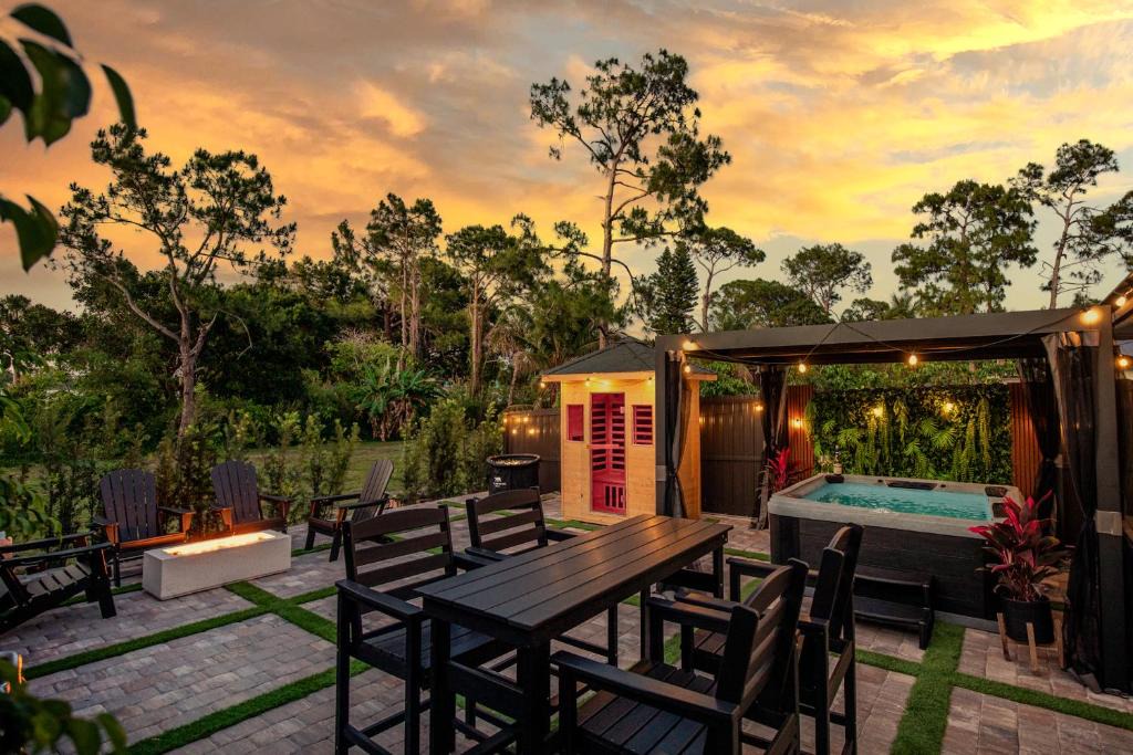 East Naples Apartment | Black Vanilla Luxe Retreat - Sauna, Cold Plunge & Pure Relaxation