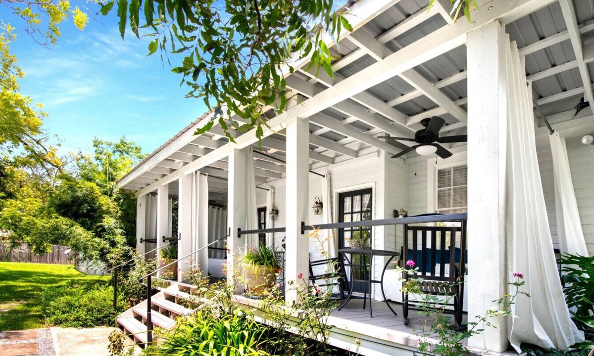 Mandeville House | Book a Memory Presents Blue Heron: Walk to Lakefront + Sleeps up to 16