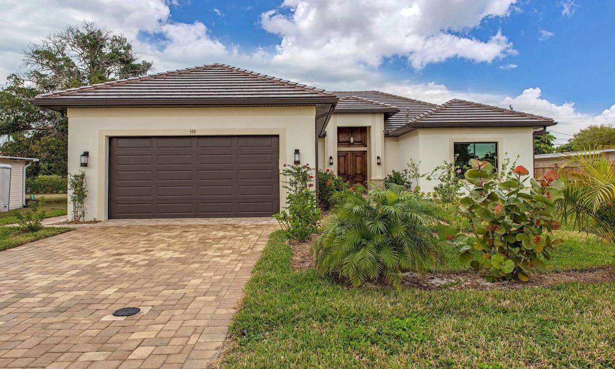 Naples Park House | Brand new house with pool ! Walk to the beach!