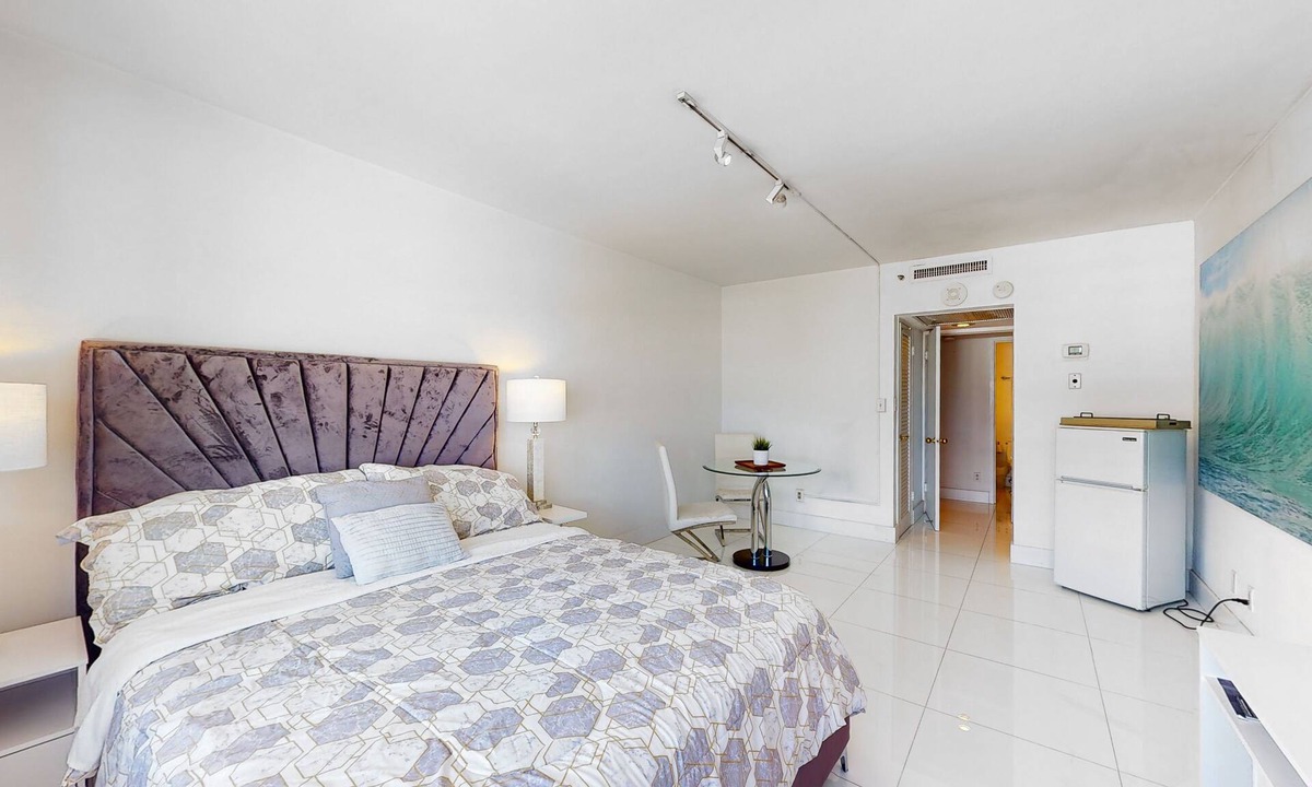 South Beach Condo | Breezy condo stay with hot tub, pool, spa, full kitchen, & gym - close to beach