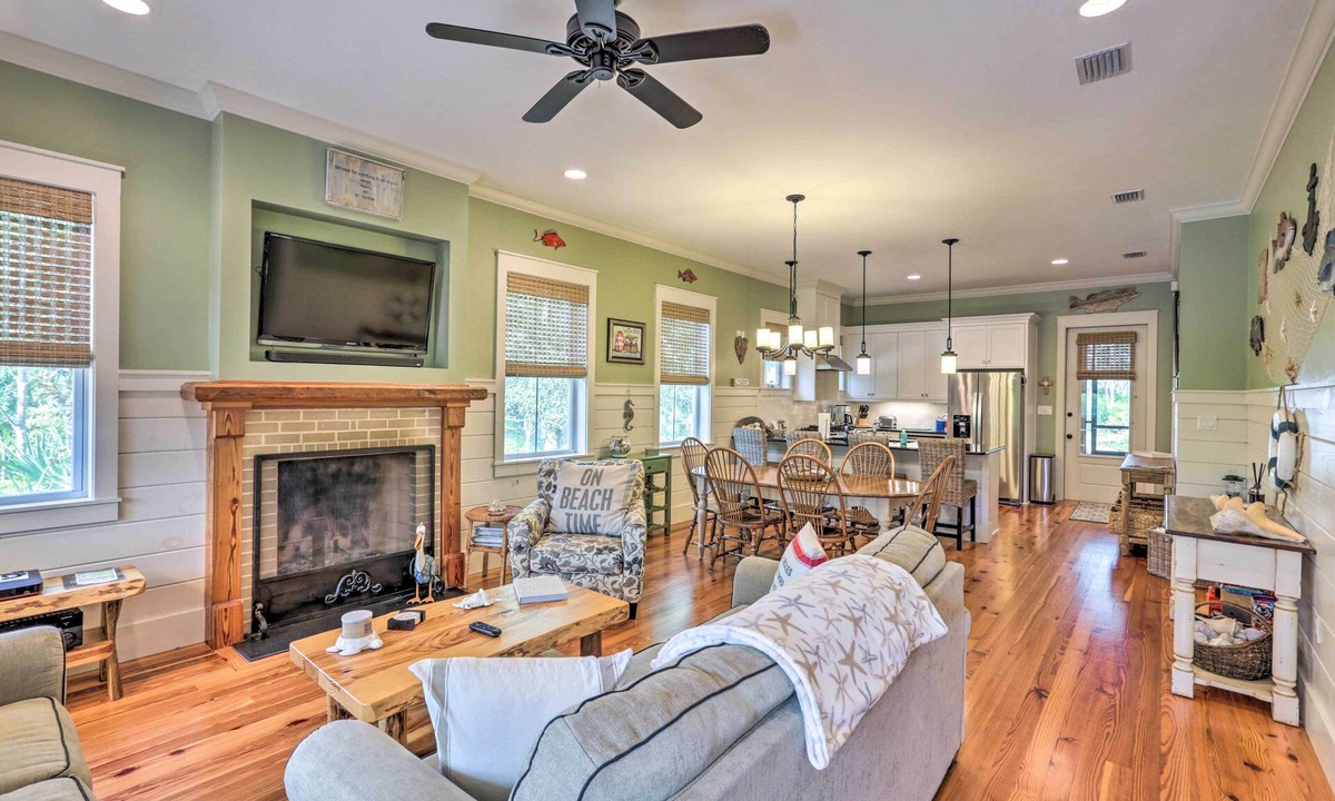 Panacea Cottage | Breezy Home w/Grills, Pool & Beach Access!