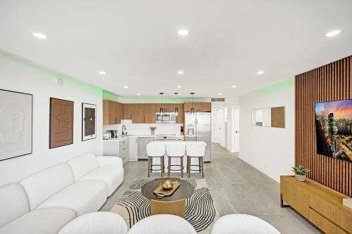 Mid Beach Apartment | Bright 3BR 3BA Condo with Stunning Bay Views in Oceanfront Complex 820