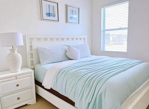 Loughman House | Bright Guest Room in Luxury Villa - Resort Community - Near Disney - Shared Bath