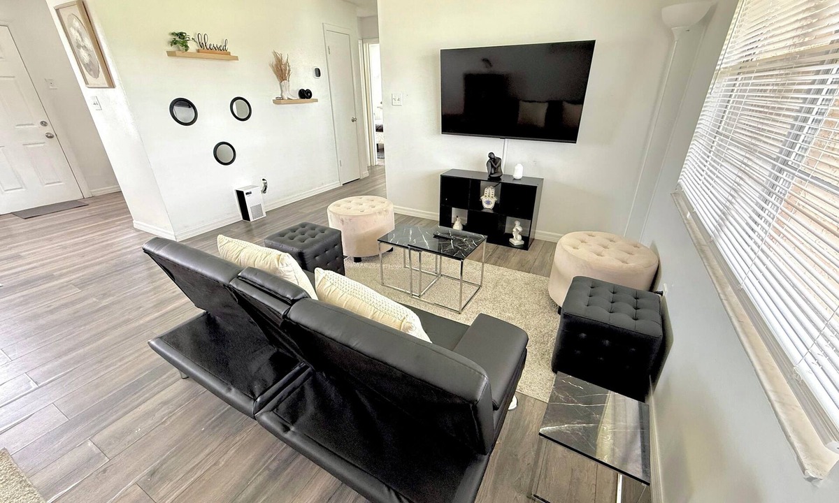 Buena Ventura Lakes House | Bright Stylish Retreat Close to Disney Parks & Univesal