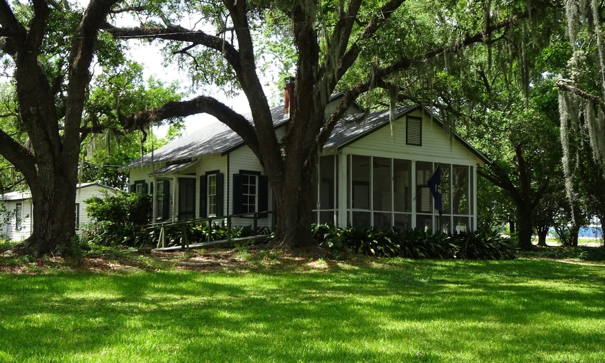 Saint Mary Parish Cottage | Captain Caviar's 2-bedroom cottage on the Lower Atchafalaya River in Patterson