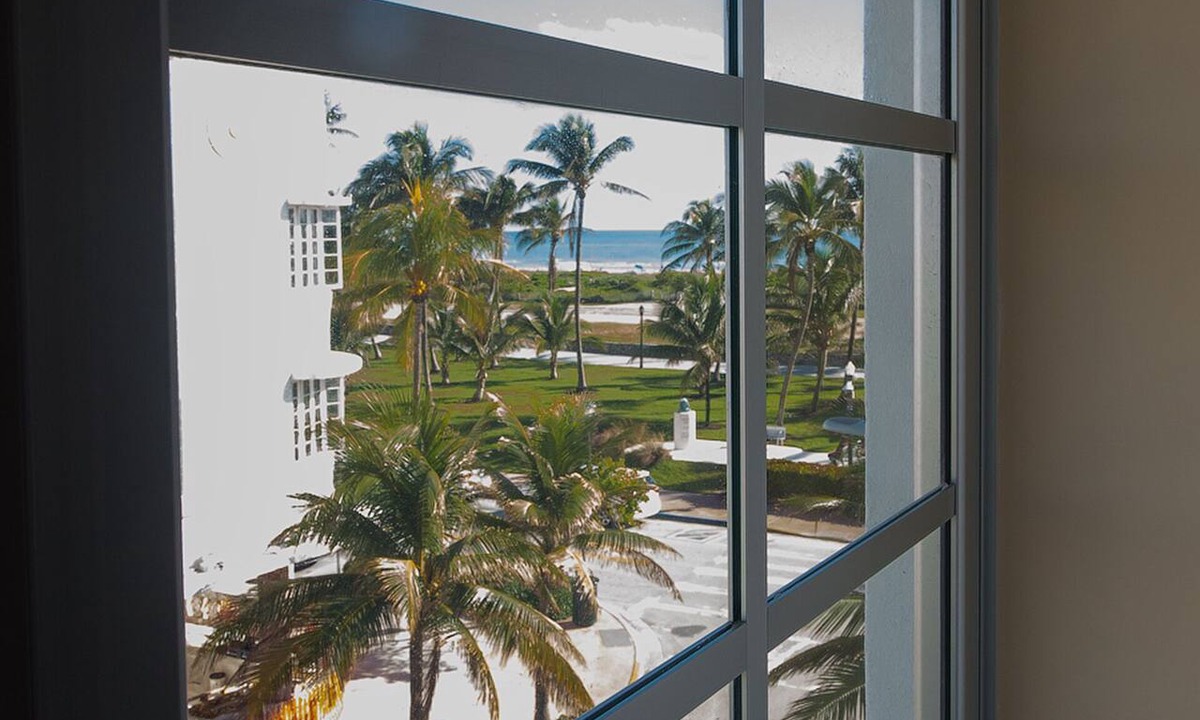 South Beach Condo | Carlyle Art Deco Residence on South Beach Ocean Drive Al Pacino would stay here!