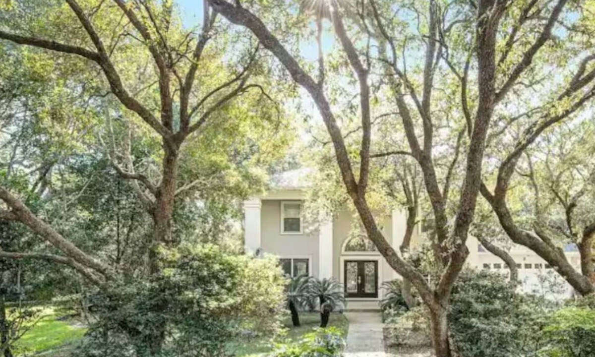 Pensacola House | Casanana Beach Retreat- Beach Only 3 Miles Away!