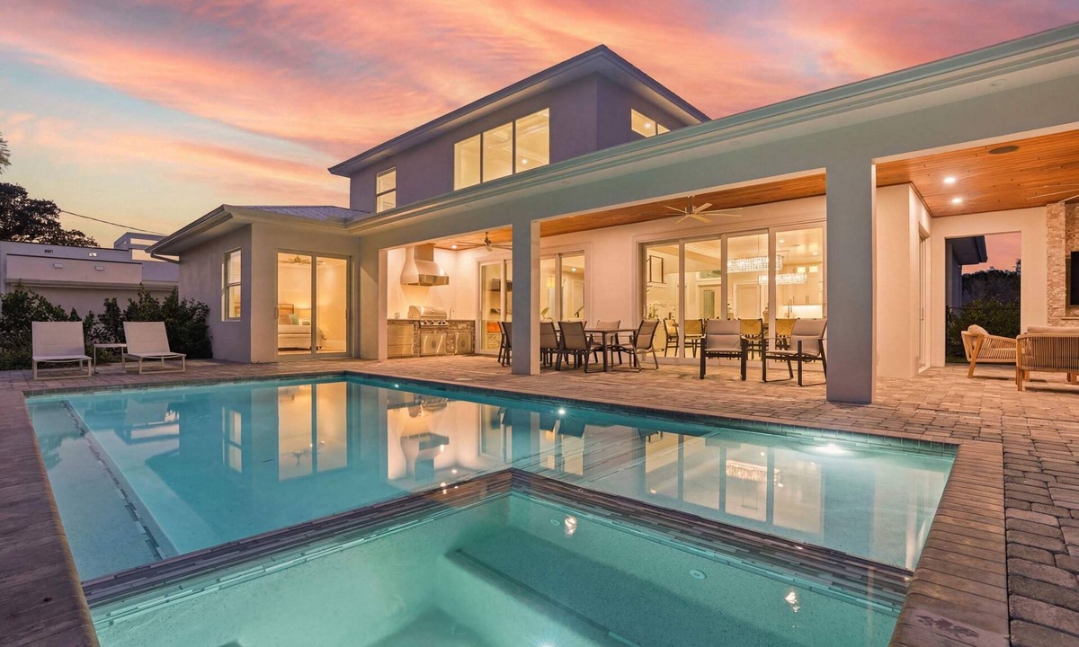 Central Naples House | Central Naples Luxury - Pool, Spa and Prime Location